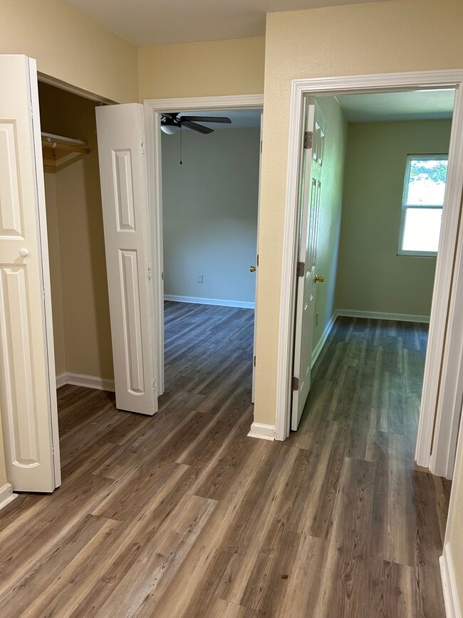 Building Photo - 4 Bedroom 2 bathroom  and 2 car garage hom...