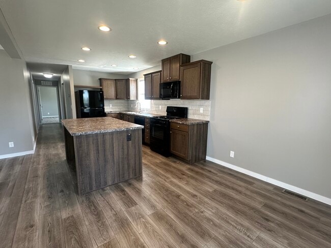 Building Photo - 15385 Dominique Dr