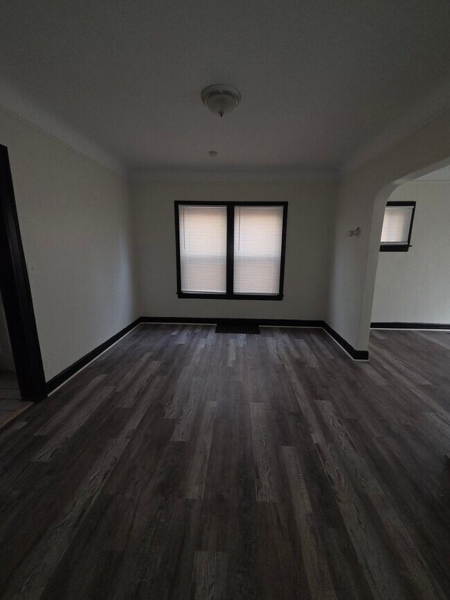 Building Photo - Three Bedroom Open Floorplan