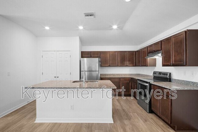 Building Photo - 341 Reeves St