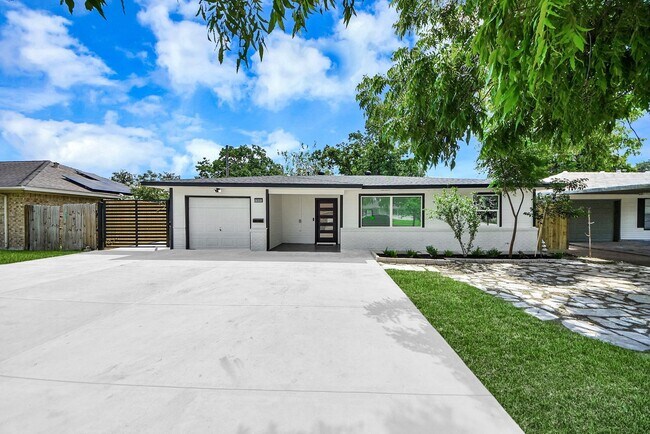 Building Photo - 1503 Locklaine Dr