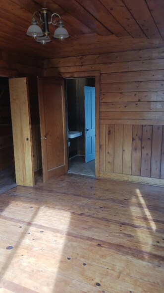 Building Photo - 590 Sawmill Rd