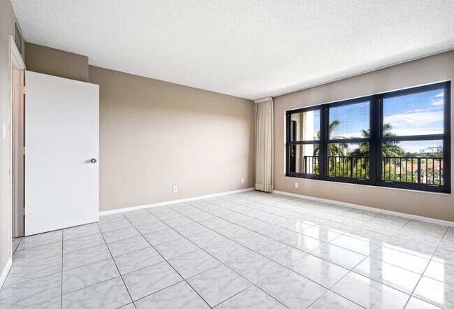 Building Photo - 3200 Port Royale Dr N
