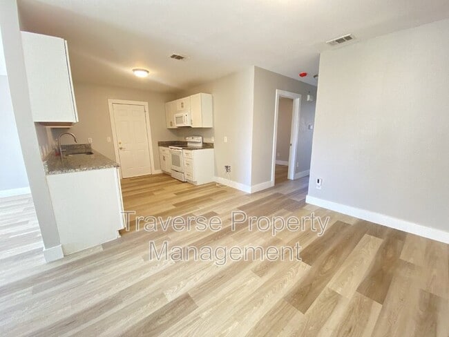 Building Photo - 5125 Sunshine Dr