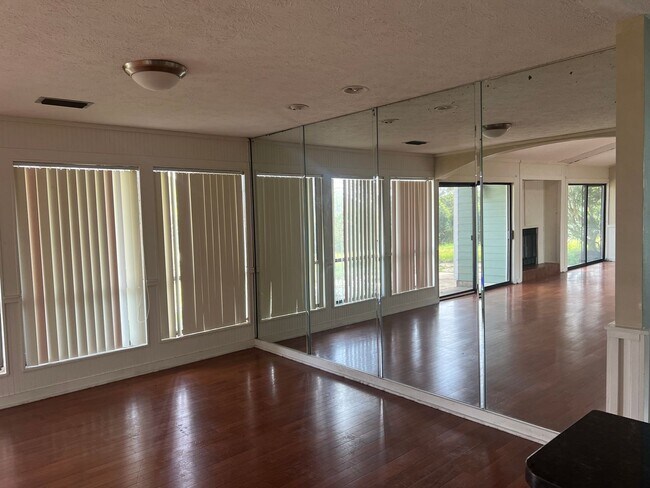 Building Photo - Spectacular 3 bedroom / 2 bath Single Fami...