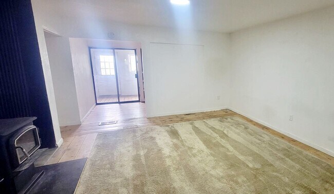 Building Photo - Pre-Lease Avail. 06/01 - Open & Bright, Updated Flooring, W/D Available