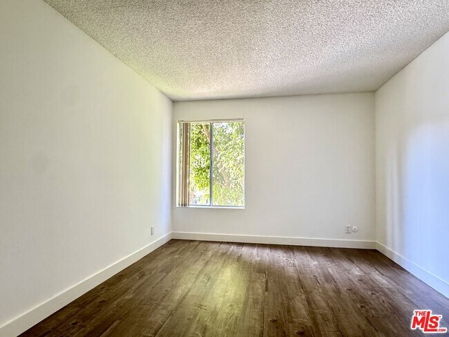 Building Photo - 15425 Sherman Way