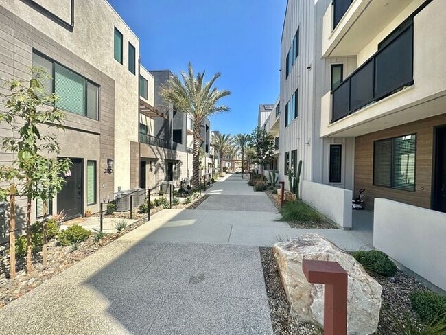 Building Photo - Modern 3BR Townhome in Ocean View Hills with Attached Garage & Open Floor Plan