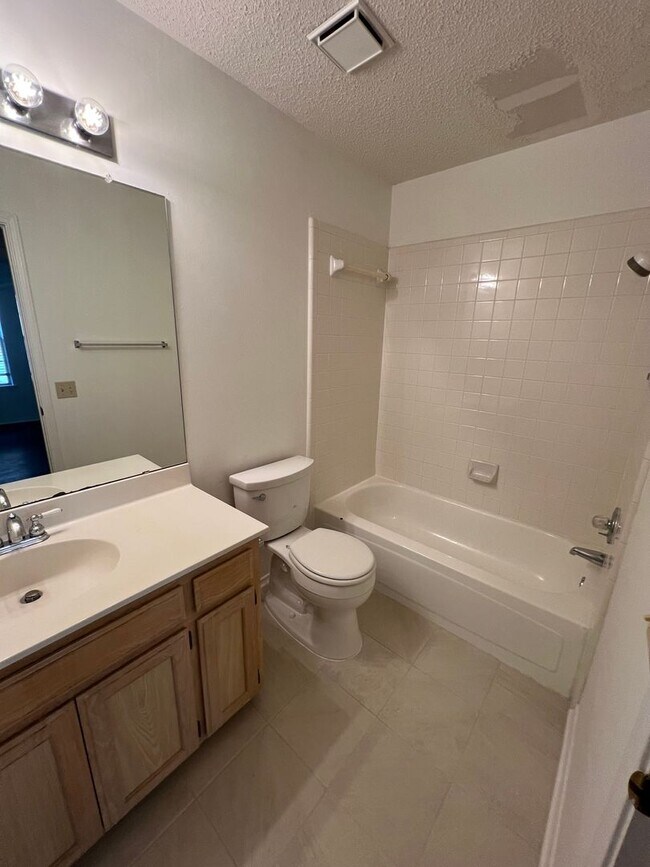 Building Photo - Spacious Canyon Creek 3 bed 2 bath Home
