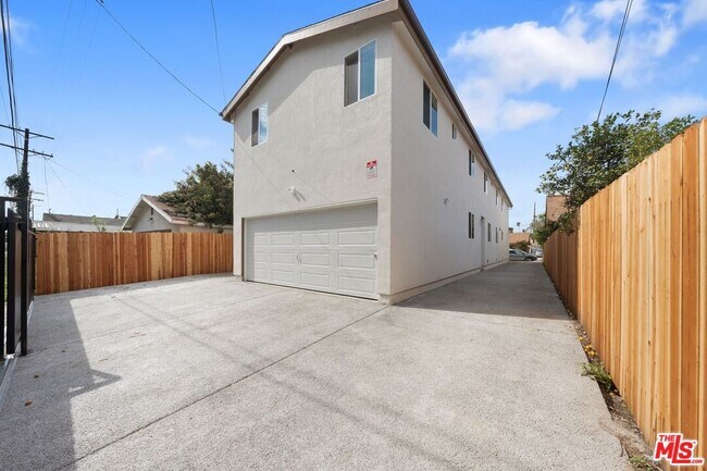 Building Photo - 5912 S Flower St