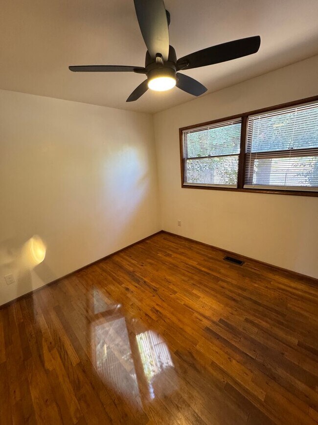 Building Photo - Freshly Updated 3 Bedroom 1 bath Home with Garage, Fenced Yard & Pet Friendly!