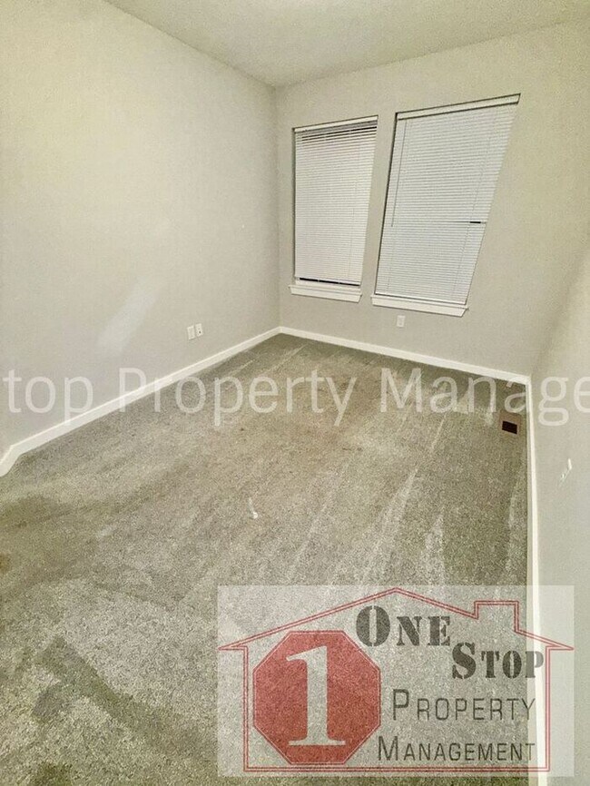 Building Photo - 3 Bedroom / 2.5 Bathroom Townhome in Louis...