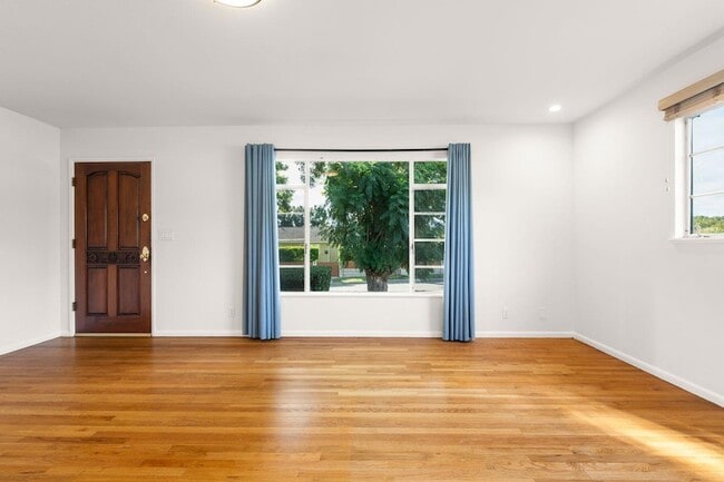 Building Photo - 5651 N Bryn Mawr St