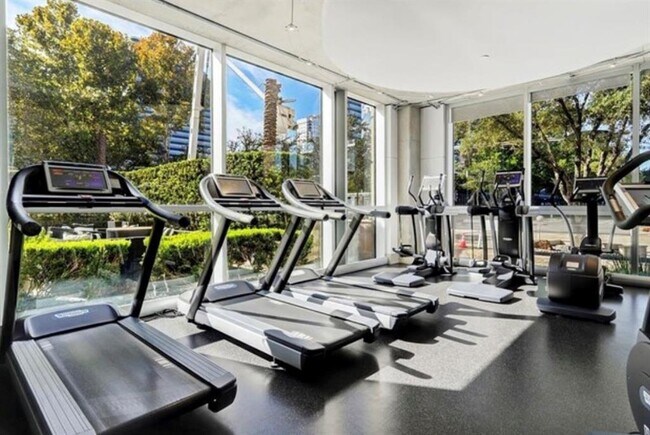 Building Photo - 1901 Post Oak Blvd