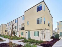 Building Photo - 4 Bedroom Townhouse