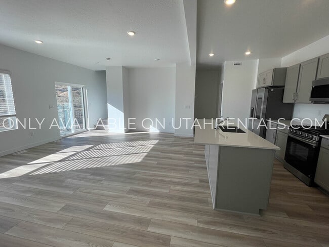 Building Photo - 1605 W Charmer Ln
