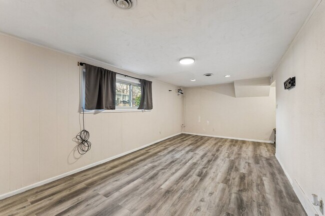 Building Photo - Sun Room!