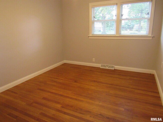 Building Photo - 233 Manor Dr