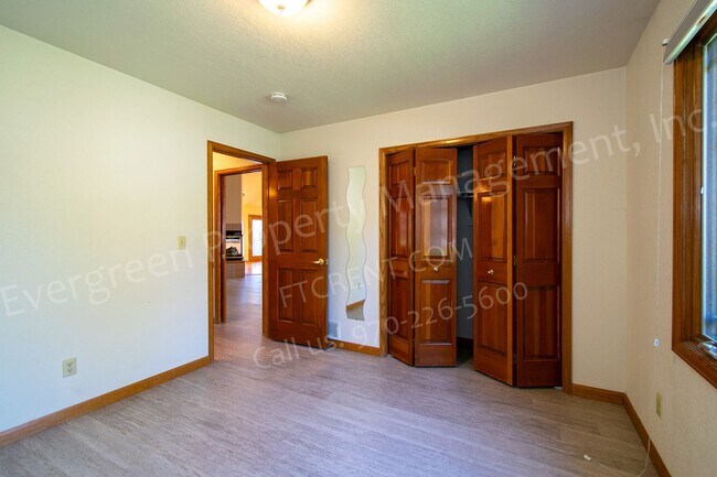 Building Photo - 1223 Red Oak Ct