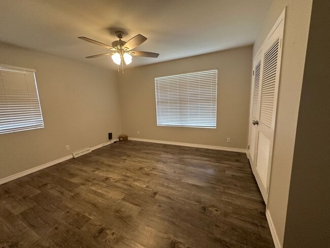 Building Photo - Welcome to this charming 3-bedroom, 2-bath...