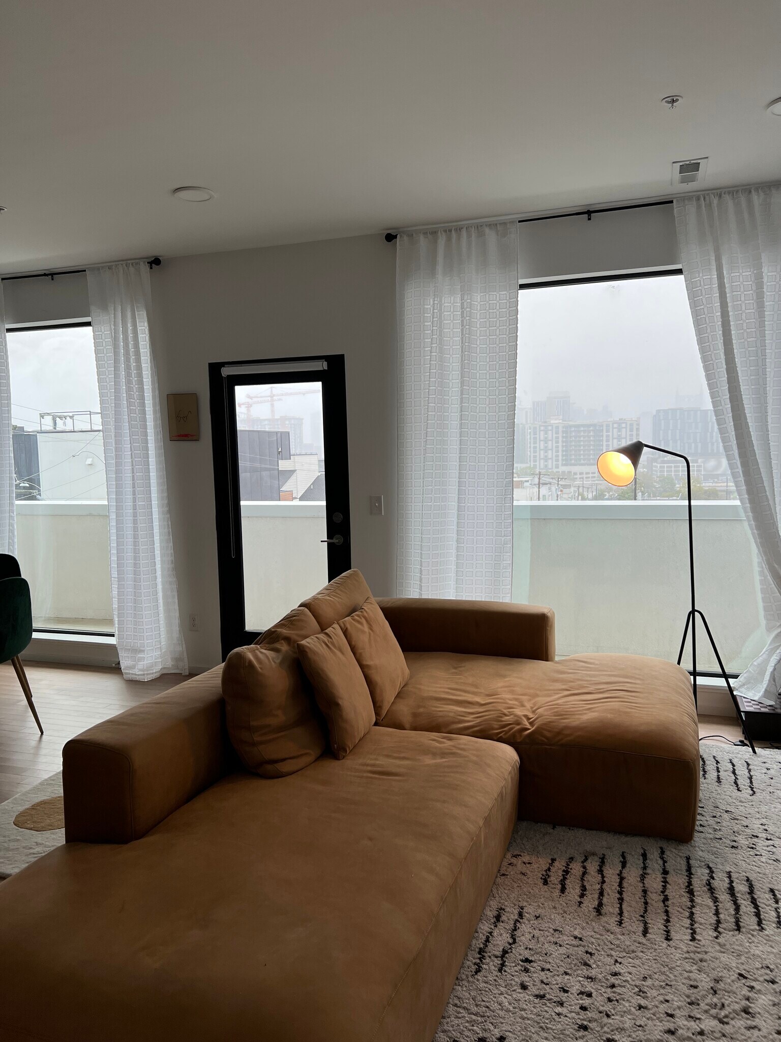 Living area with exceptional views - 806 Olympic St