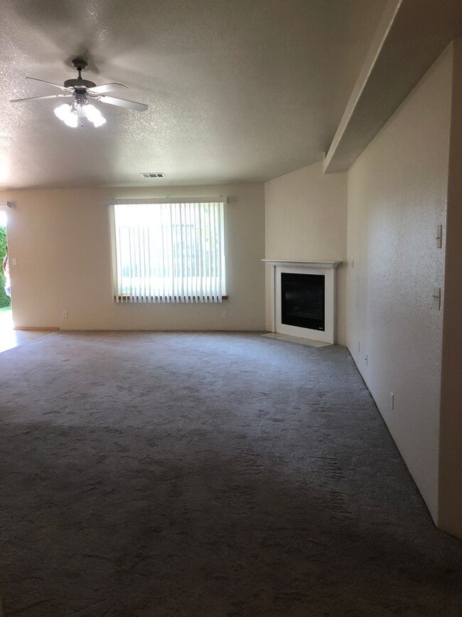 Building Photo - This beautifully maintained 3 bedroom, 2 b...