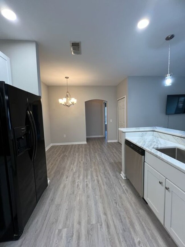 Building Photo - Auburn Condo- Fully updated, close to campus