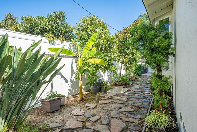 Building Photo - Fully Furnished 3 Bed 2.5 Bath Single Fami...