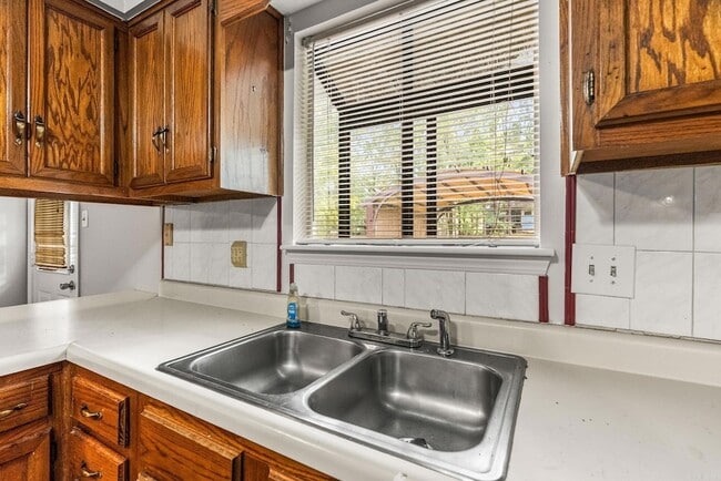 Building Photo - 19 Oak Forest Dr