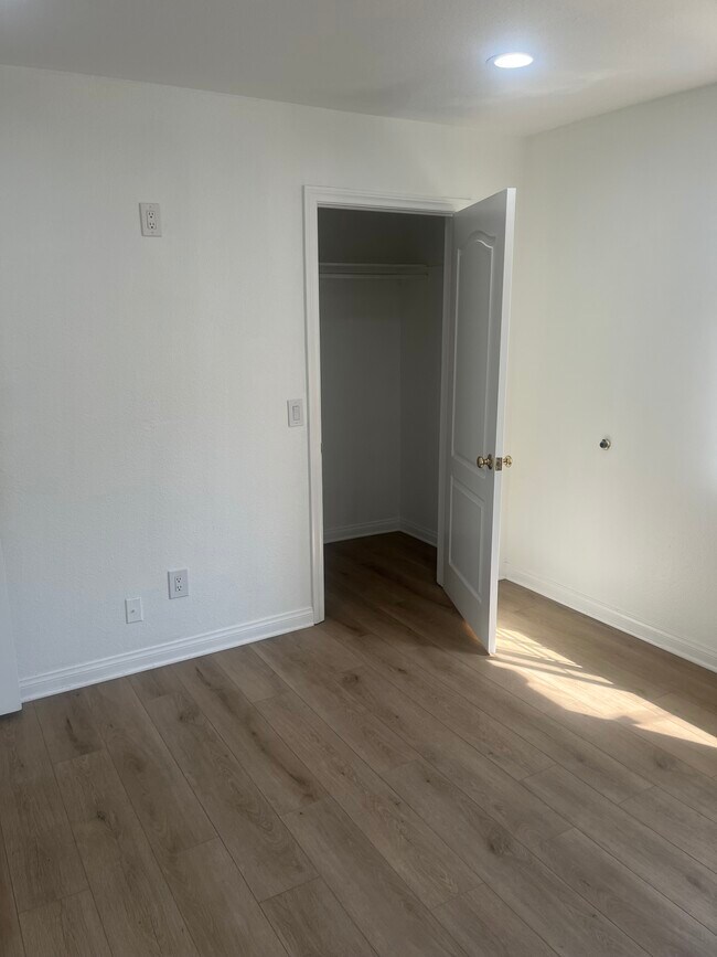 Building Photo - 12627 Oxnard St