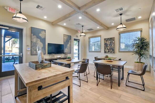 Building Photo - 2211 Solara Ln