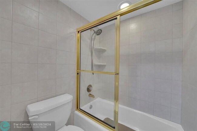 Building Photo - 1100 SE 5th Ct