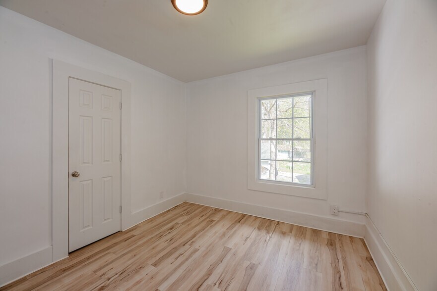 Building Photo - 575 Woodbine Ave