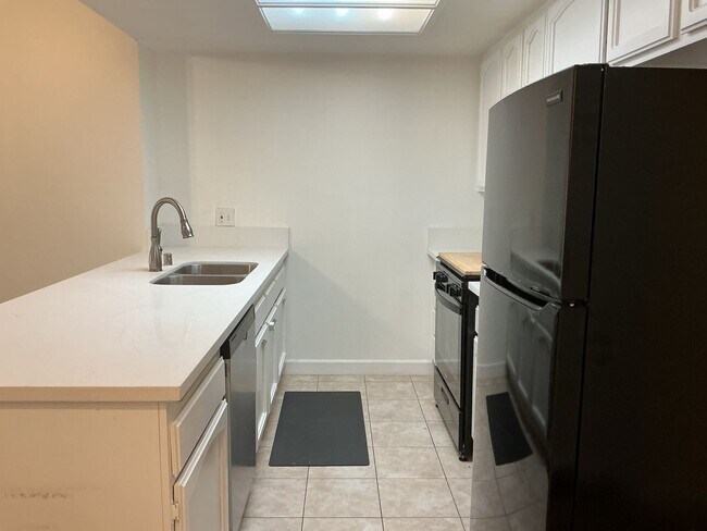 Building Photo - Los Caballeros #526