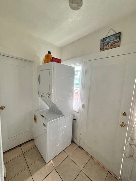 Building Photo - 909 W 1st St