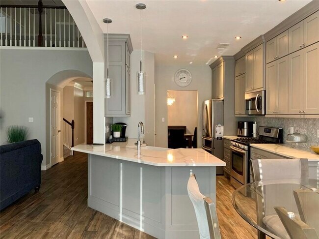 Building Photo - 10918 S Falls Terrace