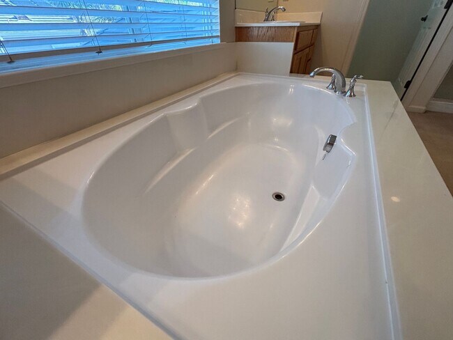 Building Photo - Reduced Price! Spacious 5 Bed, 3 Bath home...