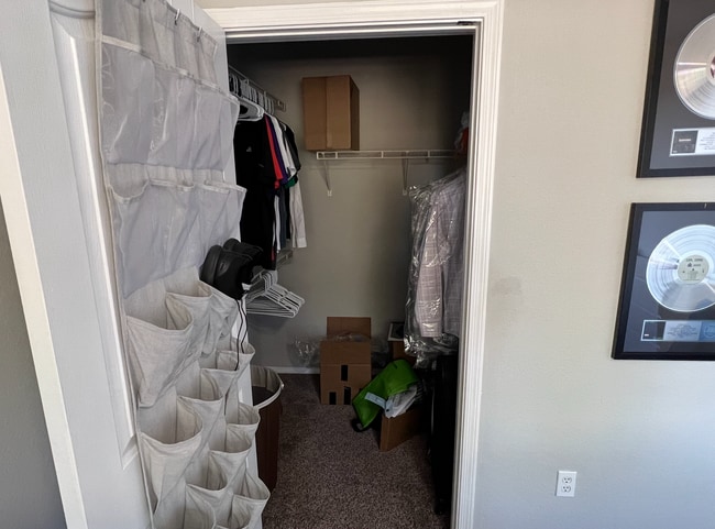 Building Photo - Two Bedrooms/One Bath - Great Location!