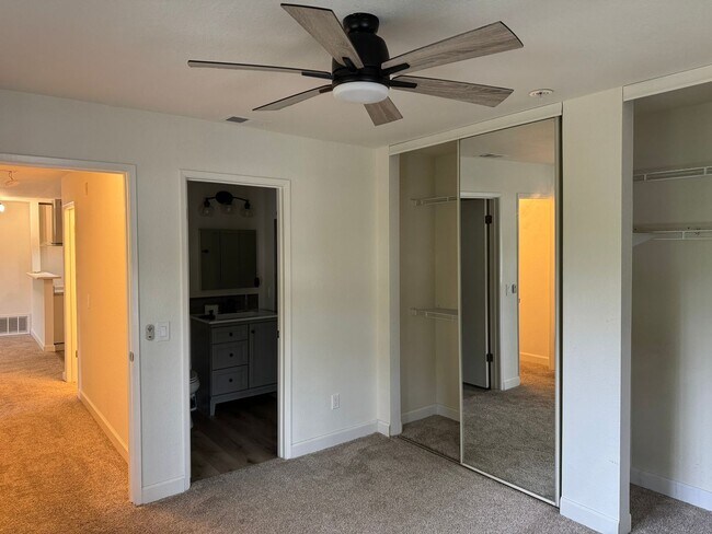 Building Photo - Adorable 2-bedroom 1 full bath and 1 car garage available now