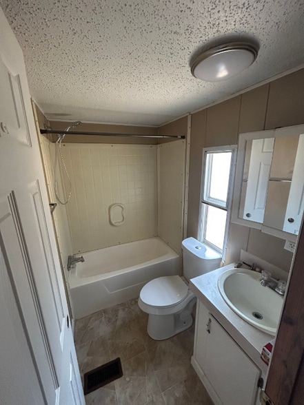 Building Photo - 2060 Deborah Ln