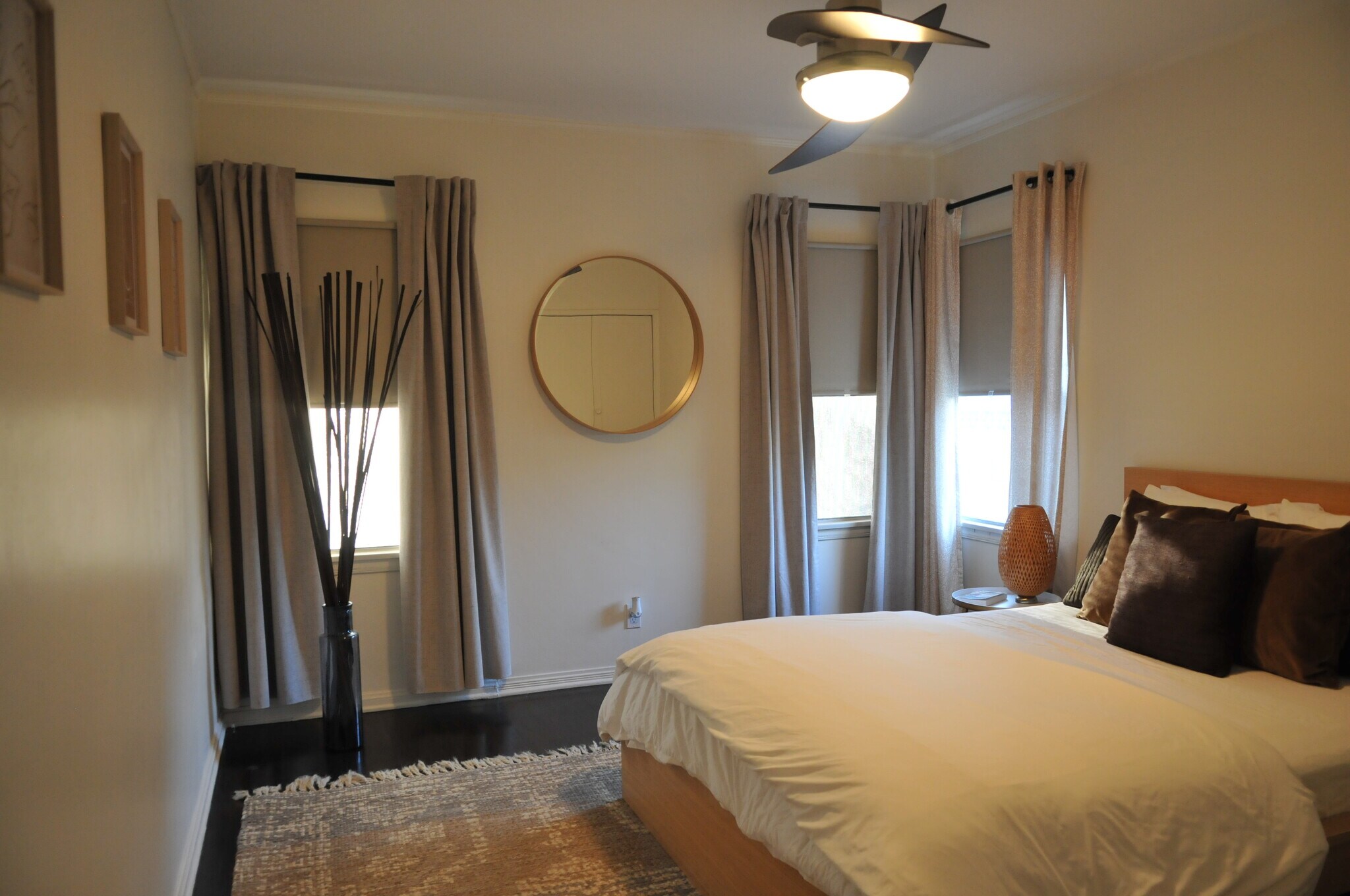 Queen Bedroom - 4927 Forman Ave