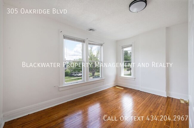 Building Photo - 305 Oakridge Blvd