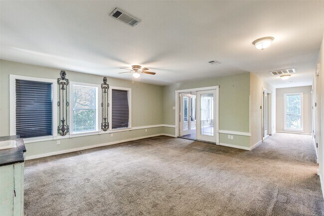 Building Photo - 1005 Center Cir