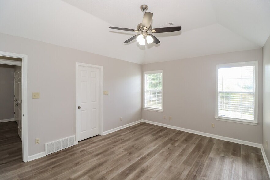Building Photo - 8891 Hidden Springs Cove
