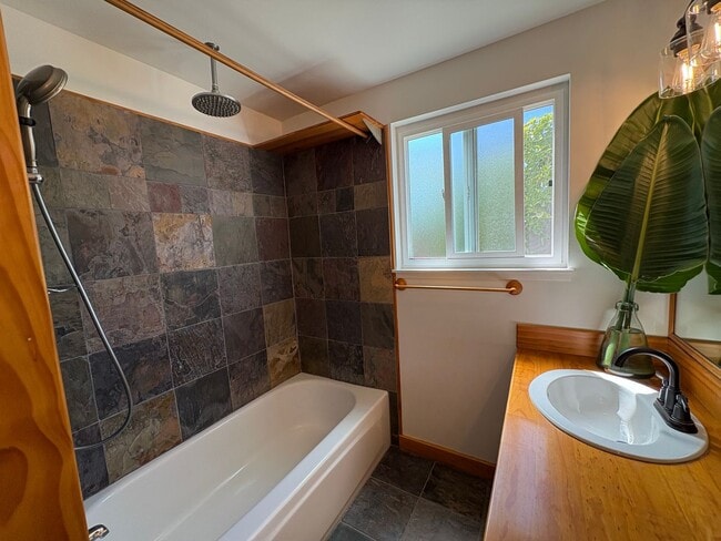 Building Photo - East End Ventura Gem - Spacious, Sunny & Immaculate