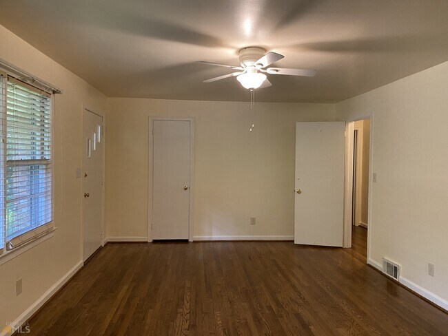 Building Photo - 2022 Woodbine Terrace NE