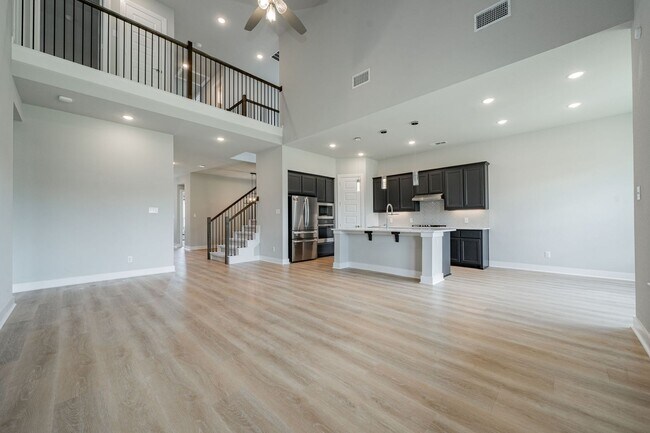 Building Photo - Stunning 4-bedroom, 3-bathroom home locate...