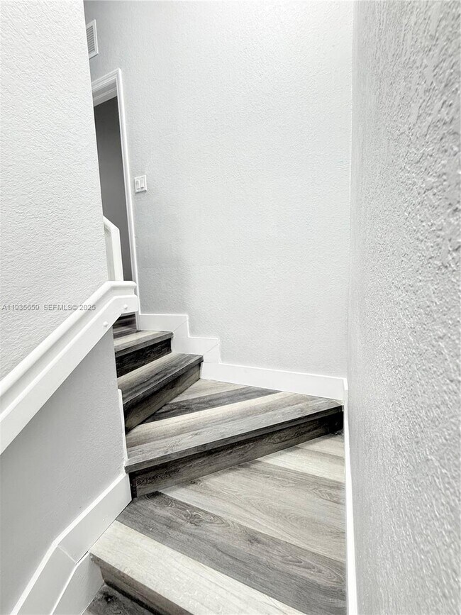 Building Photo - 134 SE 28th Ter