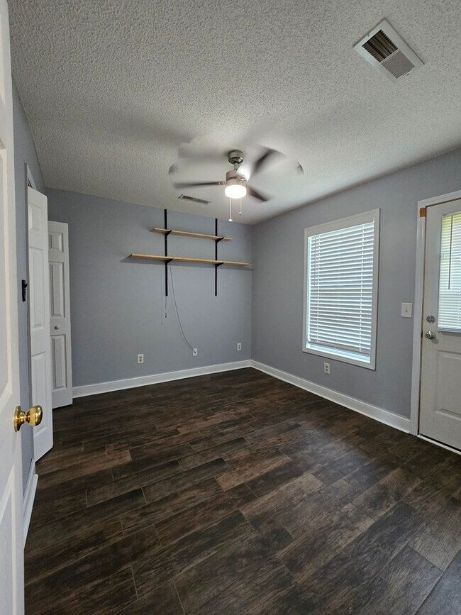 Building Photo - 3563 Beacon Dr
