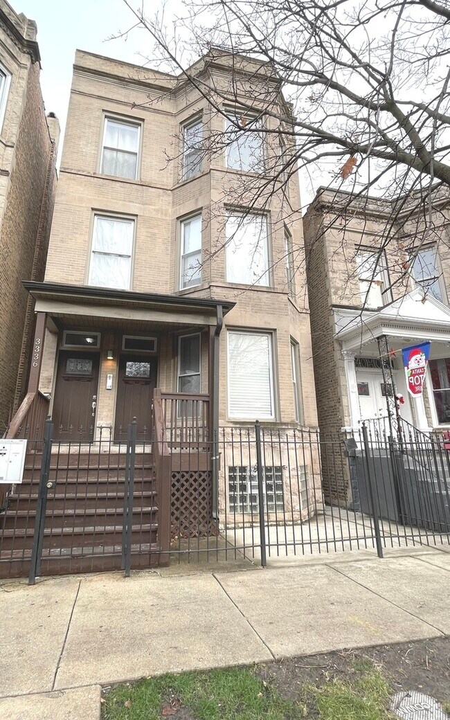 Primary Photo - 3336 W Beach Ave